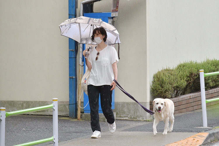 白Tシャツ＆スニーカースタイルで愛犬と