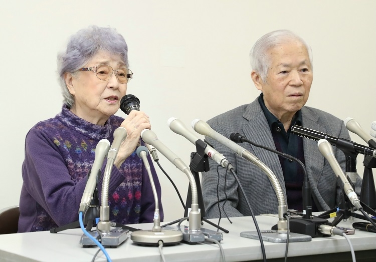 横田めぐみさんの拉致から40年。記者会見する滋さん（右）と早紀江さん（2017年11月15日、神奈川県川崎市　写真／時事通信社）