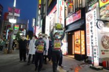 歌舞伎町では都職員らが感染防止呼びかけの巡回をおこなっている（時事通信フォト）