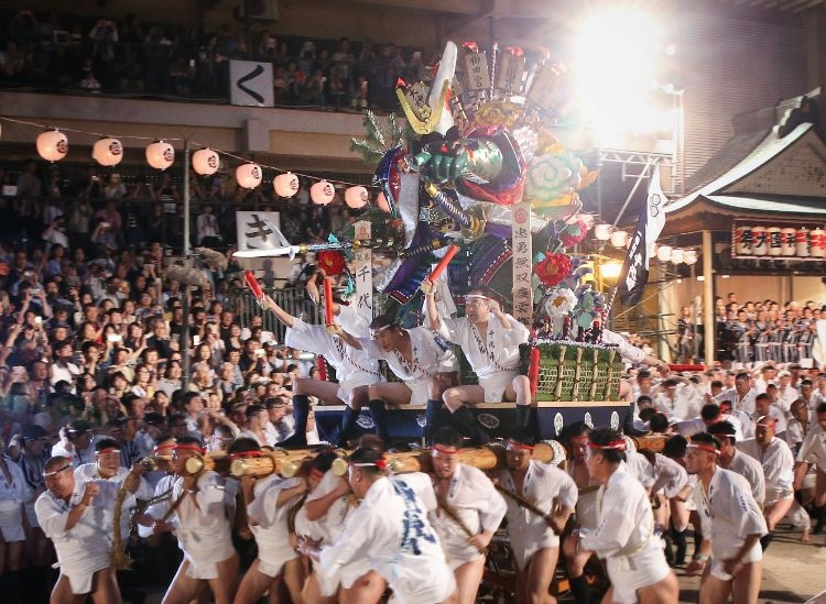 夜明け前、大太鼓の音を合図に櫛田神社境内になだれ込む山笠（写真／時事通信社）