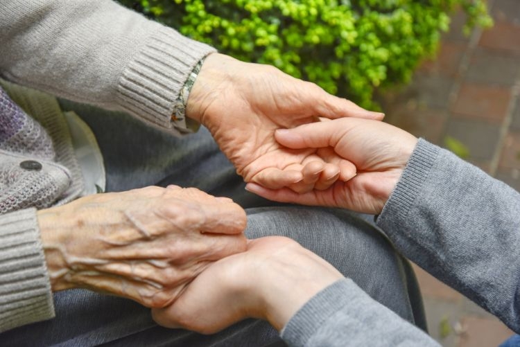 訪問看護では手を握ってゆっくり話を聞いてくれることもある（写真／イメージ）