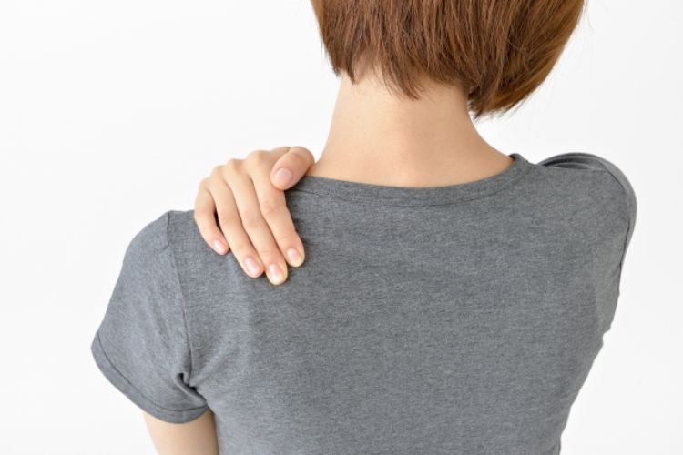 テレワークで肩こりや背中の痛みが悪化する人が増えている（イメージ）
