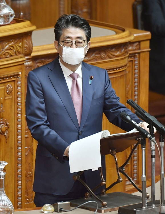 コロナ対策で安倍首相は「必要な措置は躊躇なく実施」などの言葉を使ったが…（写真／共同通信社）