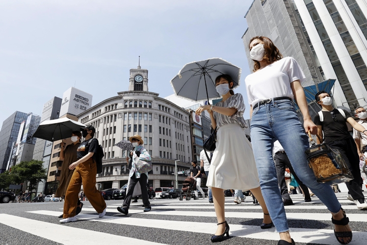 気温が上昇する夏には感染が沈静化するとされたが…（共同通信社）