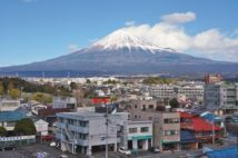 残雪の富士に富士山本宮浅間大社の朱色の鳥居が映える