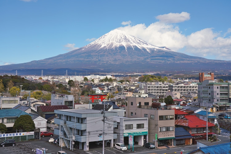残雪の富士に富士山本宮浅間大社の朱色の鳥居が映える
