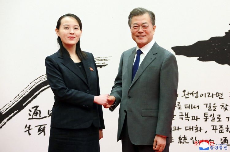 文在寅大統領（右）と握手する金与正朝鮮労働党第１副部長（写真／朝鮮通信＝時事通信フォト）