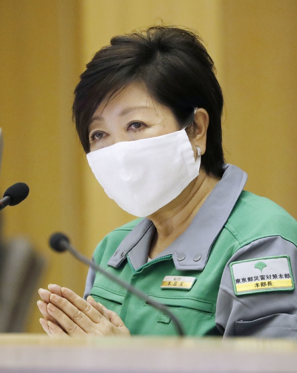 「不要不急の他県への移動の自粛」を要請した小池知事（共同通信社）