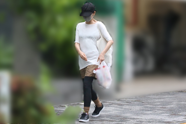 トレンド白tシャツ姿の吉田羊がコンビニで買った意外なもの Newsポストセブン年白tシャツおしゃれ部門5位 Newsポストセブン