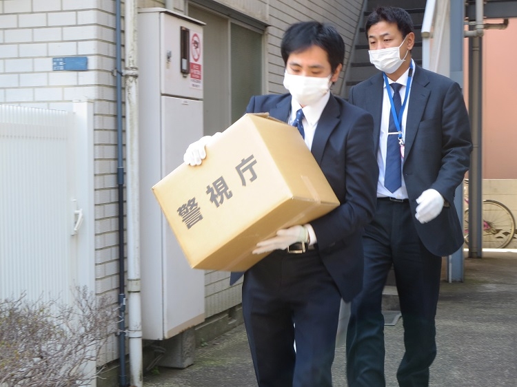 アポ電強殺容疑者宅から荷物を運び出す捜査員（時事通信フォト）