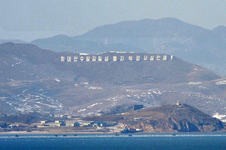 韓国・延坪島から見た北朝鮮（AFP＝時事通信フォト）