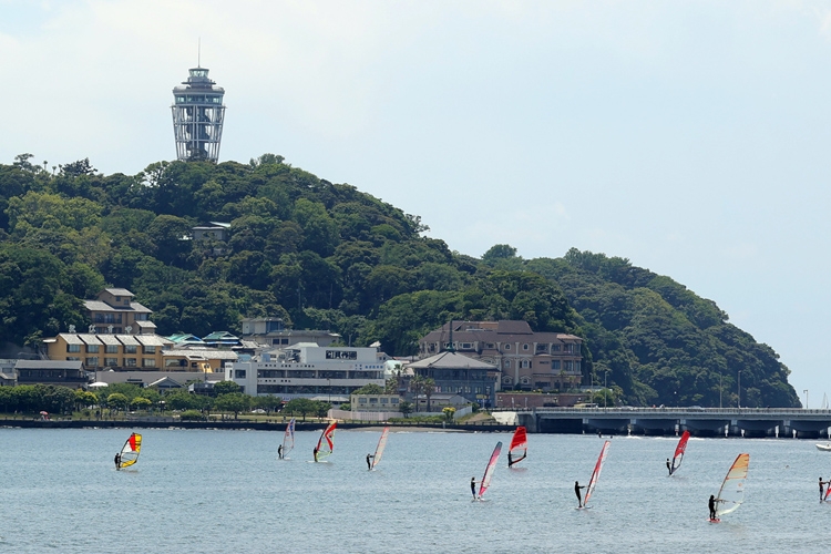 海が近い湘南方面への移住を考える人も続出か（時事通信フォト）