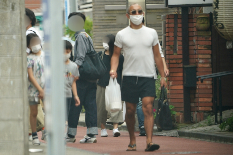 海老蔵の姿に通行人も振り返る（写真は2020年6月）