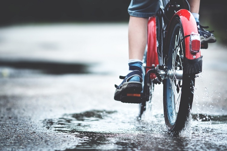 梅雨の自転車乗車は特に危険（写真／PIXTA）