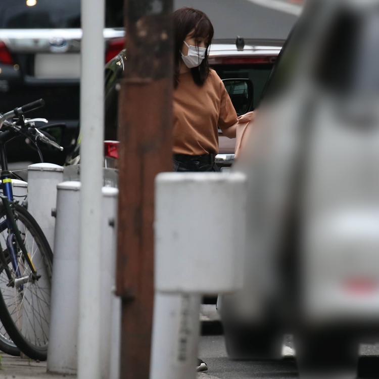 車から降りる前田