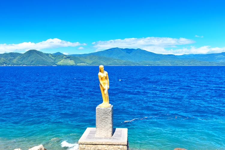 秋田の名所、田沢湖とたつこ姫像（時事通信フォト）