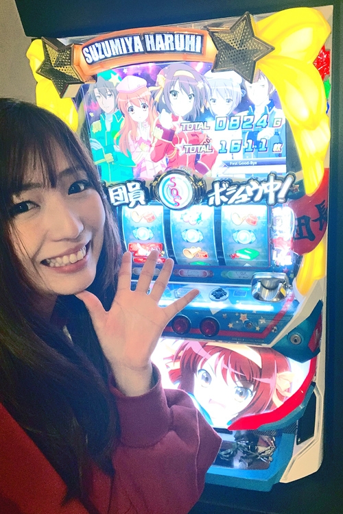 自宅にてパチスロ実戦をする河原みのり