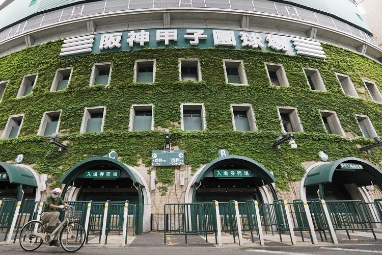 阪神甲子園球場では8月に選抜高校野球大会出場予定校を招待して交流試合が行われる（時事通信フォト）