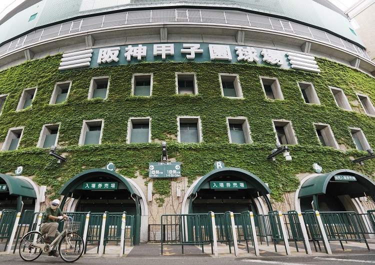 阪神甲子園球場では8月に選抜高校野球大会出場予定校を招待して交流試合が行われる（時事通信フォト）
