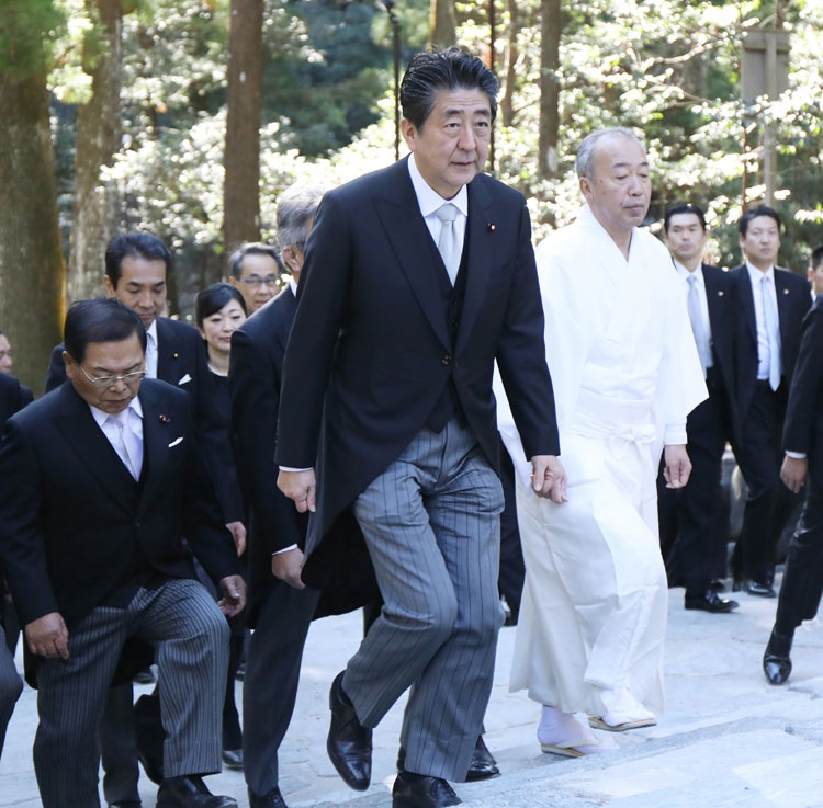 伊勢神宮を参拝する安倍首相（時事通信フォト）