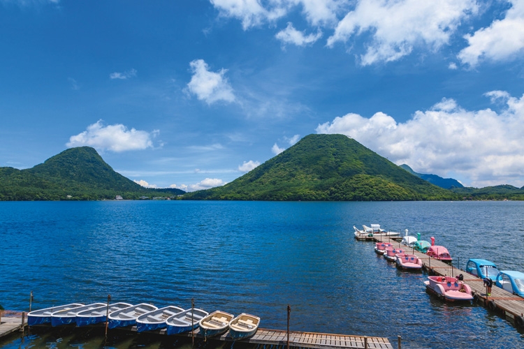 榛名湖畔から榛名富士を望む