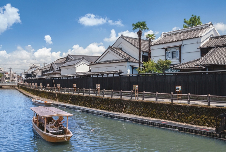 遊覧船で川の流れに乗る