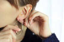 コロナで「アクセサリー離れ」する女性たち 指輪もピアスも邪魔になる時代