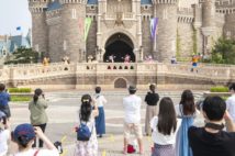 アトラクションはグループごとに乗り物や座席の間隔を空け、飛沫を防ぐため“絶叫”はできるだけしないようにというのが新ルール。乗り物のセーフティーバーなど手が触れる場所には定期的にキャストが消毒を行う(C)Disney
