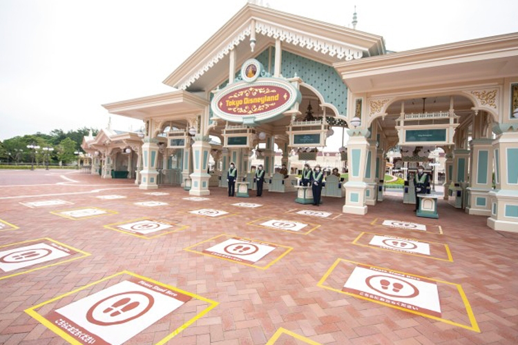 エントランスやレストランなどに並ぶ際は、足元に立ち位置を示す目印が設置されており、ゲスト同士間隔を空けるよう配慮されている（C）Disney