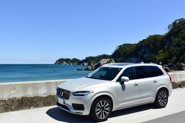 ミニバンに比べて案外低重心のボルボ「XC90」