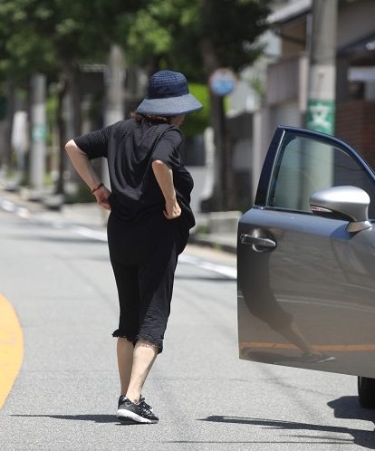 車に乗り込む上沼