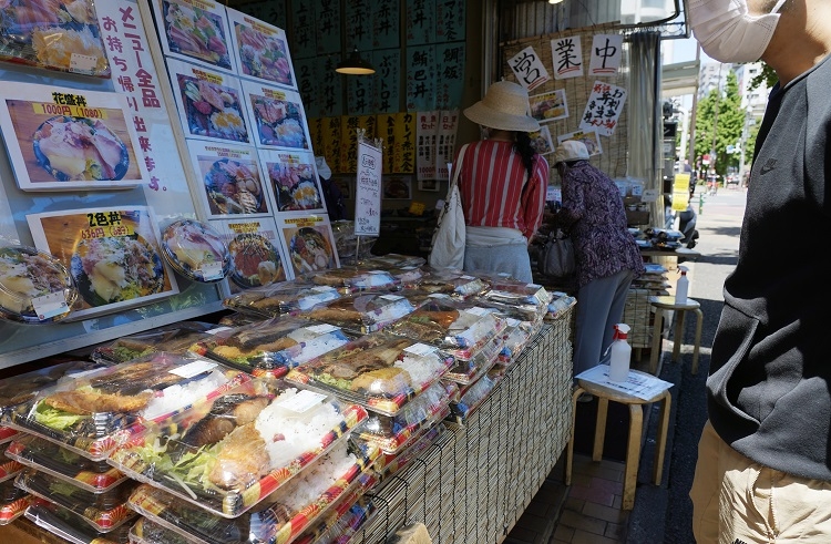 コロナ自粛を乗り越えようと居酒屋も弁当販売などを始めた(時事通信フォト)