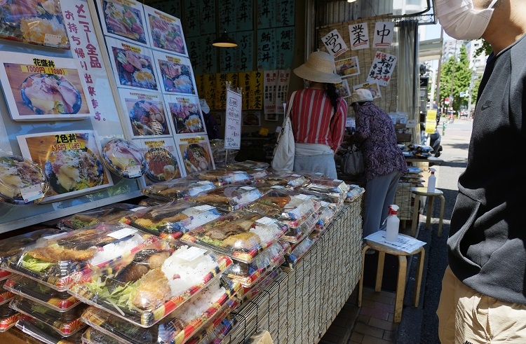 コロナ自粛を乗り越えようと居酒屋も弁当販売などを始めた（時事通信フォト）