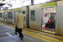 緊急事態宣言後の4月、利用客が少ないJR渋谷駅（時事通信フォト）