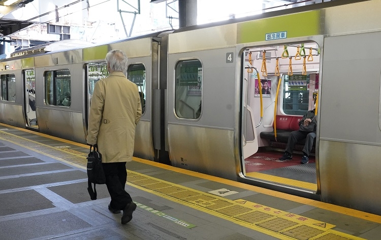 緊急事態宣言後の4月、利用客が少ないJR渋谷駅（時事通信フォト）