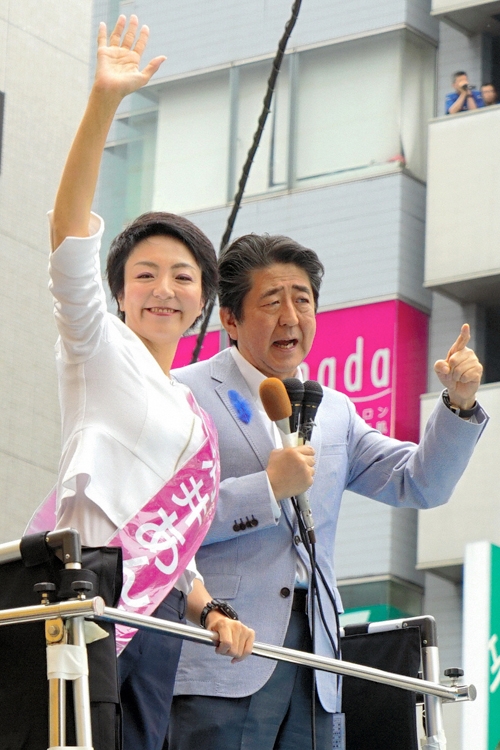 参議院の選挙では安倍首相が応援演説に駆けつける蜜月ぶり（時事通信フォト）