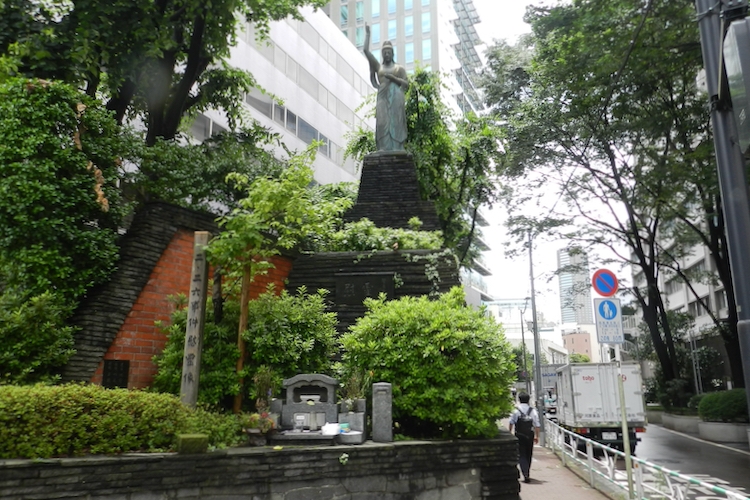 渋谷の道端に建つ慰霊像。二・二六事件のすべての死者に祈りを捧げる