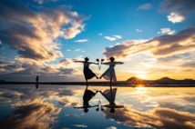 ボリビアのウユニ塩湖のような写真が撮れると話題の夕陽の名所、父母ヶ浜(写真提供:三豊市観光交流局)