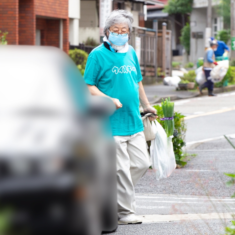 車の後ろから姿を見せた沢田