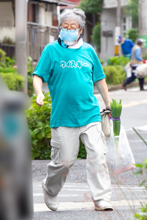 妻の田中と近所で野菜を購入したジュリー