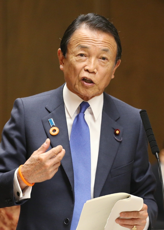 麻生氏は「9月解散」を唱える（時事通信フォト）