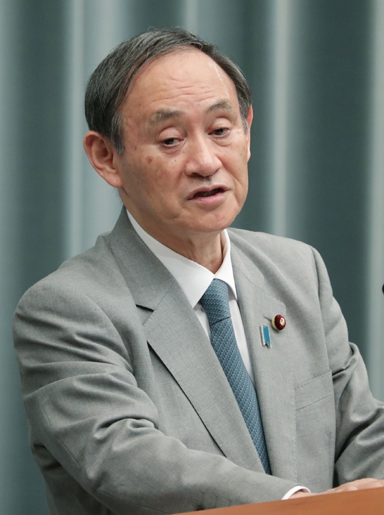 菅義偉・官房長官は解散に冷ややか（時事通信フォト）