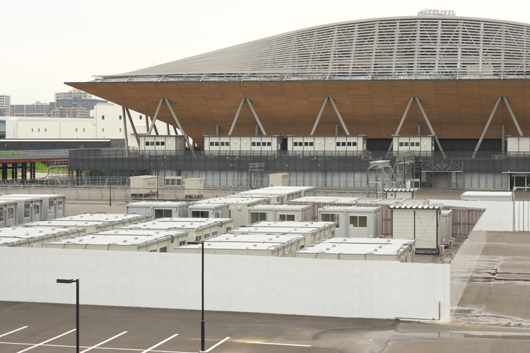 敷地と歩道の間には雑草