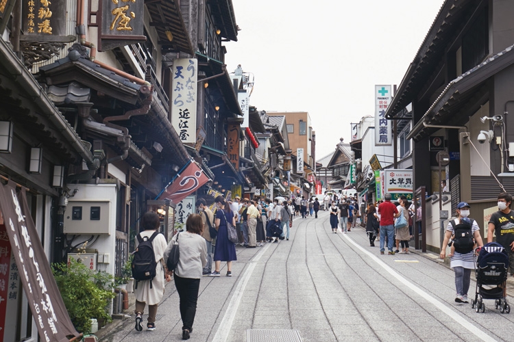 表参道には鰻屋のほか、色々な店が立ち並ぶ