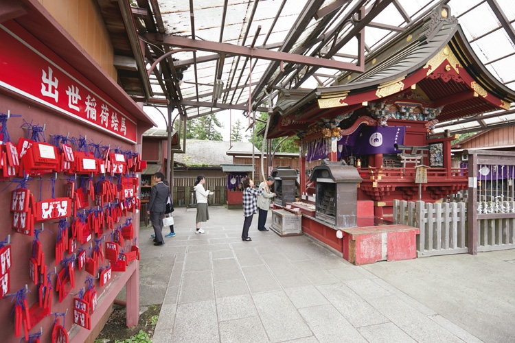 成田山新勝寺境内の出世稲荷。名刺を貼って出世を願う