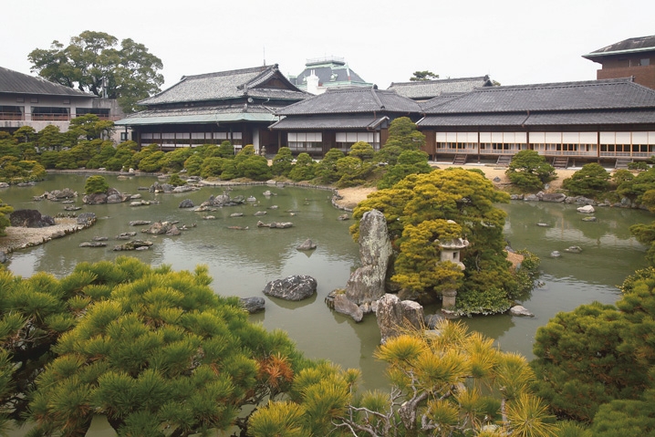 柳川藩主立花家の屋敷だった御花では、庭園や大広間などを見学できる