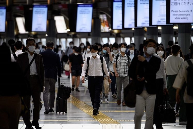 ラッシュアワーの混雑も戻りつつある。帰宅時間の品川駅（AFP＝時事）