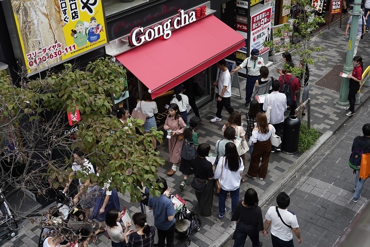 2019年大ブームとなったタピオカ。タピオカミルクティーを買い求める行列がそこかしこにできた（時事通信フォト）