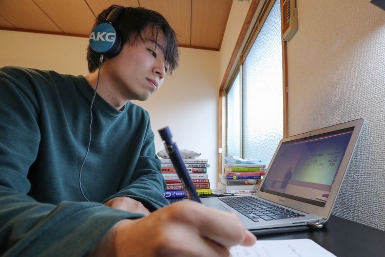 オンライン授業を受ける同志社大学の学生。秋学期以降は対面授業を段階的に再開する方針(時事通信フォト)