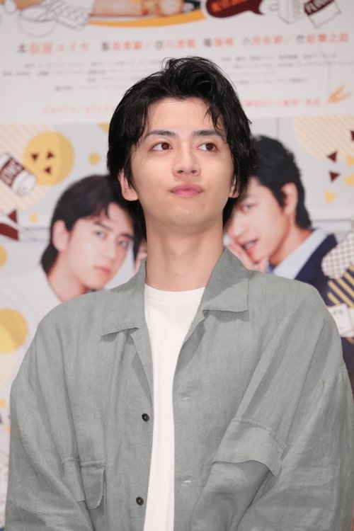 記者会見に登場した飯島寛騎